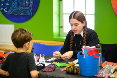 children making crafts at the boo-seum
